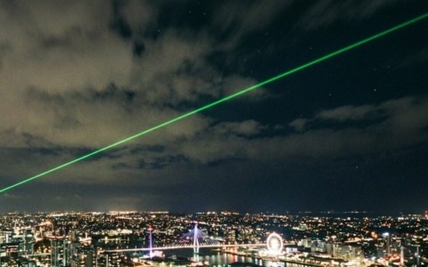 Laser puntato contro un aereo in fase d’atterraggio a Torino: è caccia al colpevole