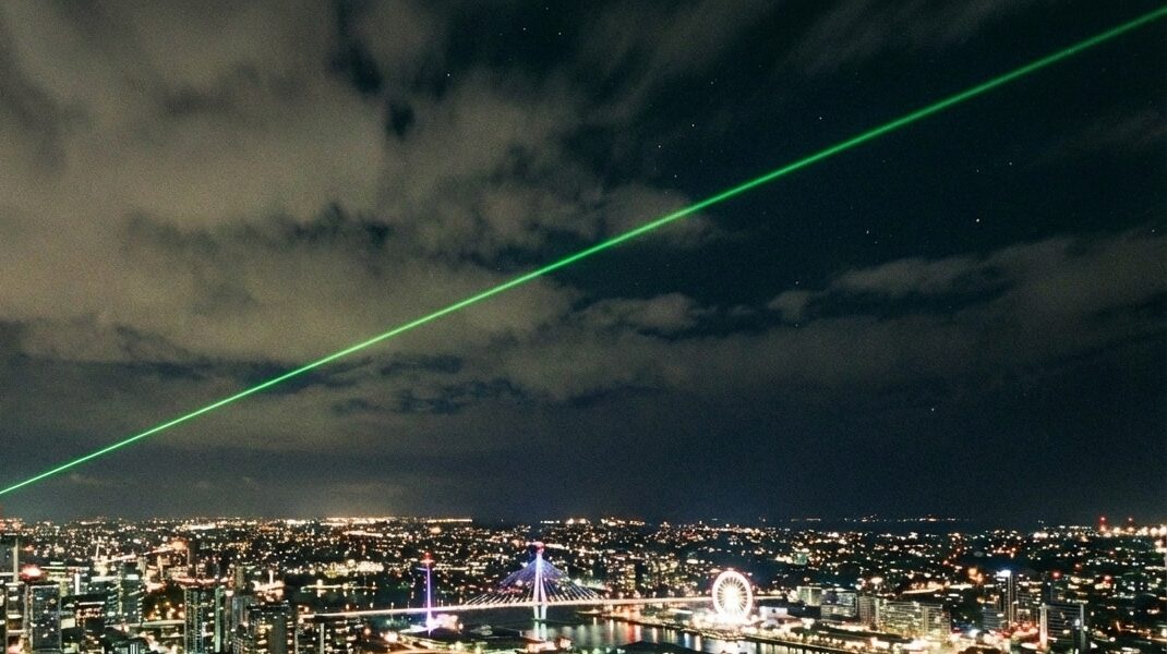 Laser puntato contro un aereo in fase d’atterraggio a Torino: è caccia al colpevole