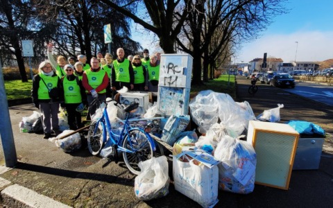 Rifiuti di ogni genere abbandonati nelle campagne di Sant’Andrea: bici, forni e persino un carrello da aereo
