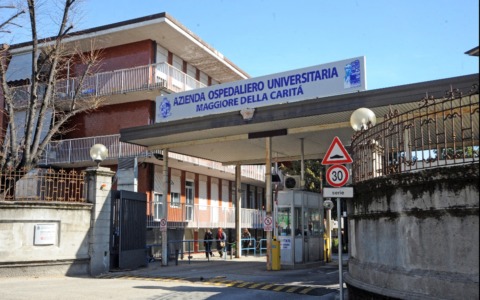 Novara, intervento ad alta complessità su un tumore raro: paziente torna a nutrirsi dopo mesi