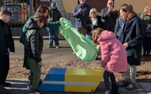 Galliate inaugura la “Panchina Gialla” contro bullismo e cyberbullismo