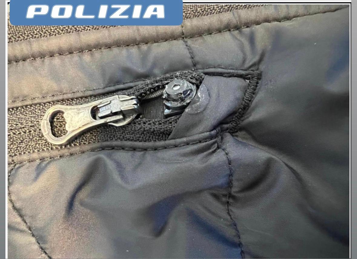 Micro auricolare, micro telecamera e modem nei pantaloni: beccato un furbetto all’esame della patente