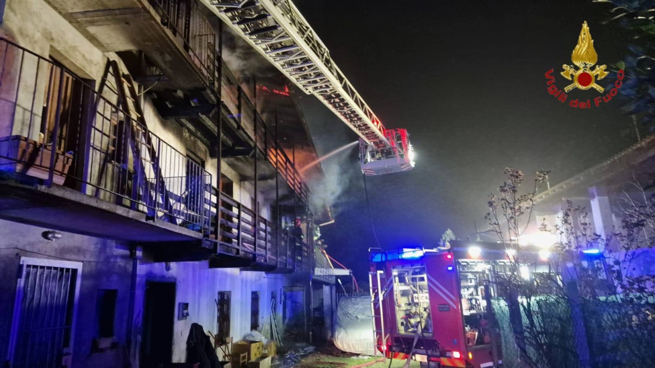 Incendio nella notte a Oleggio: tre persone salvate dai Vigili del fuoco