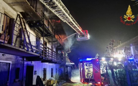 Incendio nella notte a Oleggio: tre persone salvate dai Vigili del fuoco