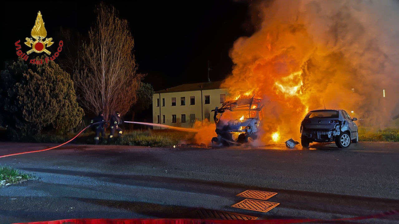 Camper in fiamme a Novara: incendio nella notte in via Liguria