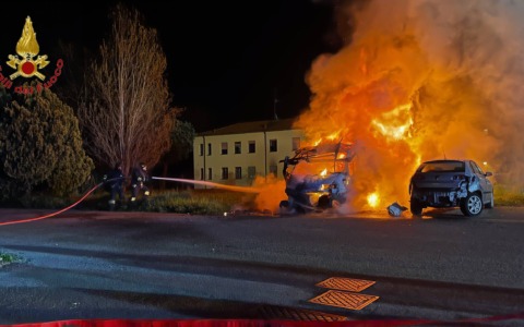 Camper in fiamme a Novara: incendio nella notte in via Liguria