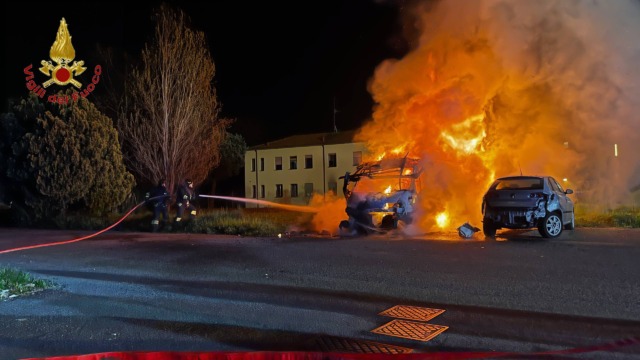 Camper in fiamme a Novara: incendio nella notte in via Liguria