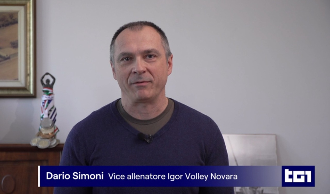 L’eroico gesto del vice allenatore della Igor: salva una donna caduta nel canale a Treviso