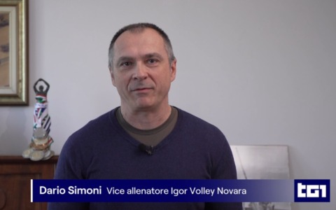 L’eroico gesto del vice allenatore della Igor: salva una donna caduta nel canale a Treviso