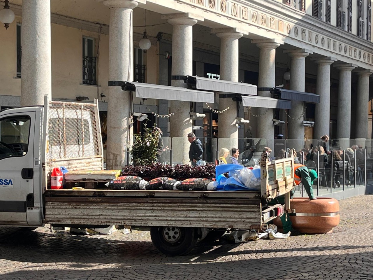 Nuove panchine e fioriere in centro: il Comune risponde alle critiche