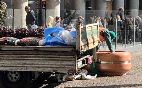 Nuove panchine e fioriere in centro: il Comune risponde alle critiche