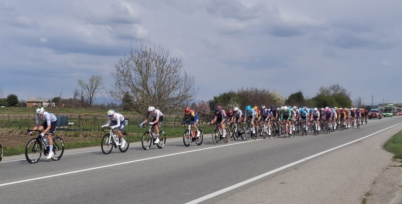 La Milano-Torino è passata da Trecate: spettacolo nel Novarese, trionfa Pidcock a Superga