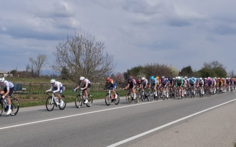 La Milano-Torino è passata da Trecate: spettacolo nel Novarese, trionfa Pidcock a Superga