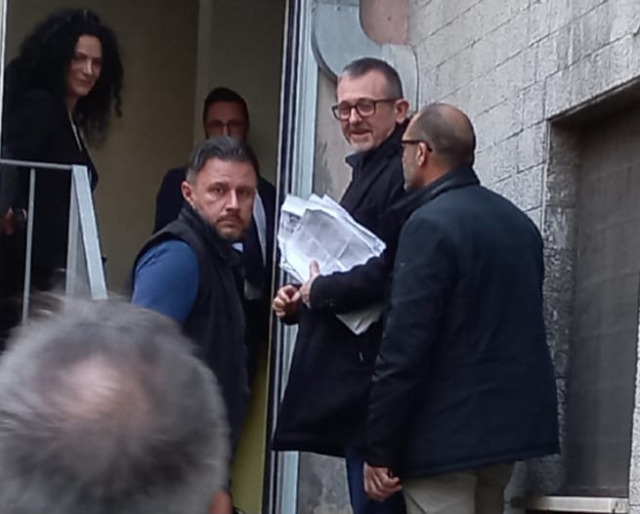 Delmastro a Novara per il referendum in piena “bufera”: qualche protesta, mentre lui passa “dalle cucine”