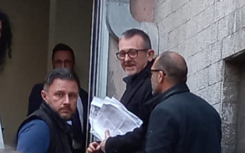 Delmastro a Novara per il referendum in piena “bufera”: qualche protesta, mentre lui passa “dalle cucine”