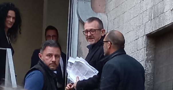 Delmastro a Novara per il referendum in piena “bufera”: qualche protesta, mentre lui passa “dalle cucine”