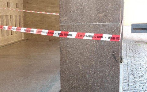 Esplosione al bancomat in via Gramsci a Galliate: indagini in corso