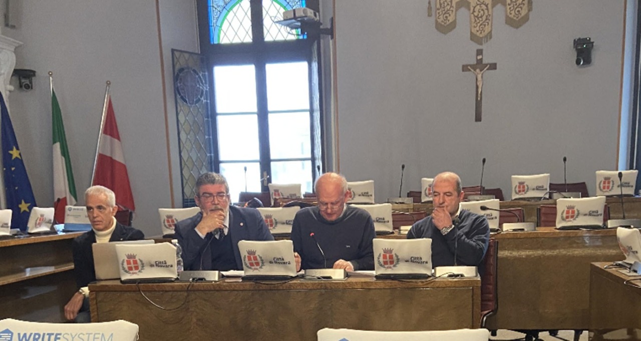 Novara, in Consiglio comunale nasce “Alleanza Novarese”: in quattro si staccano da Fratelli d’Italia