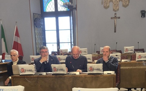 Novara, in Consiglio comunale nasce “Alleanza Novarese”: in quattro si staccano da Fratelli d’Italia