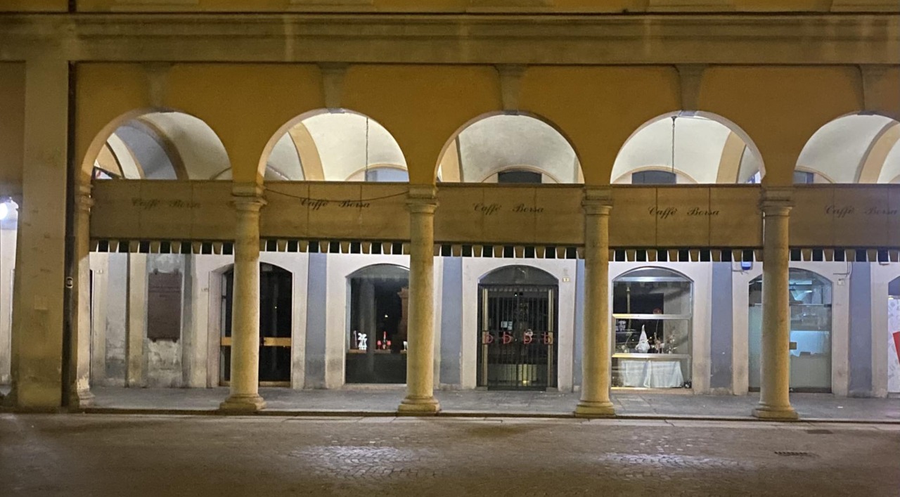 Novara, chiude lo storico bar Borsa: dopo 65 anni addio a uno dei luoghi simbolo della città