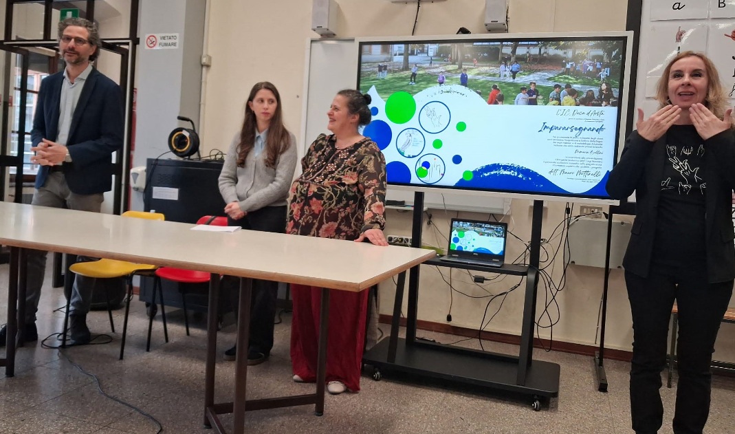 Alla scuola Bollini di Novara il progetto “Impararsegnando” per l’inclusione degli alunni sordi