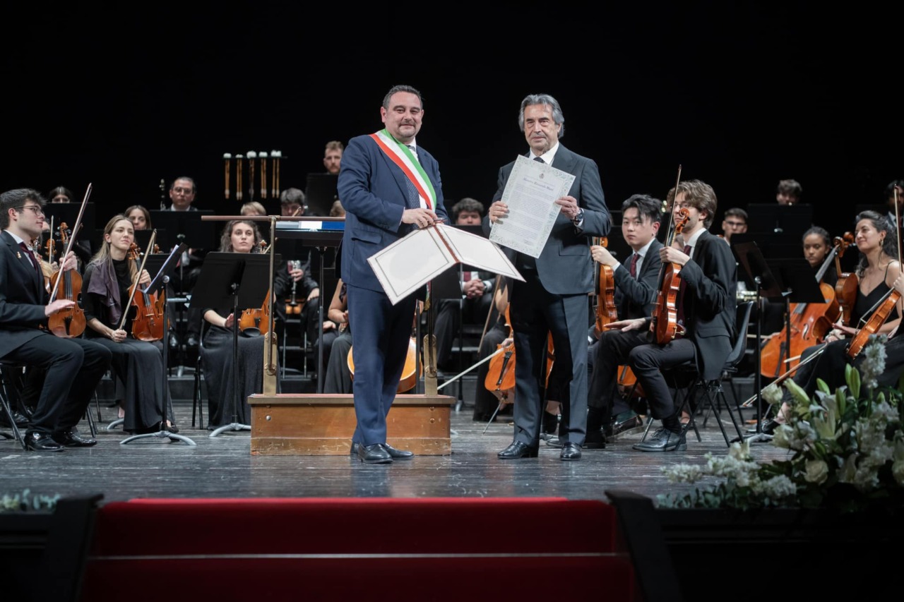 Riccardo Muti cittadino onorario di Novara: emozione al Coccia per i 30 anni del Cantelli