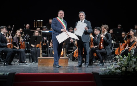 Riccardo Muti cittadino onorario di Novara: emozione al Coccia per i 30 anni del Cantelli