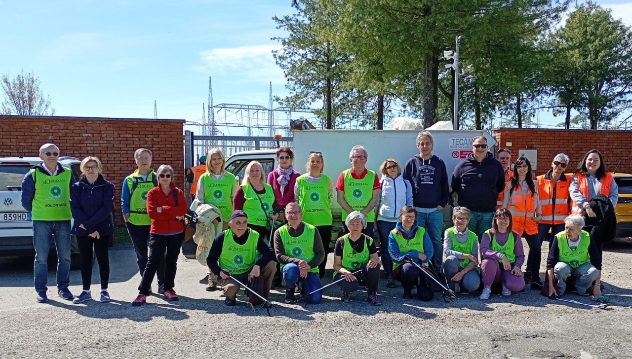 Degrado in via Pietro Generali: Assa e Novara Green raccolgono 900 chili di rifiuti in poche ore