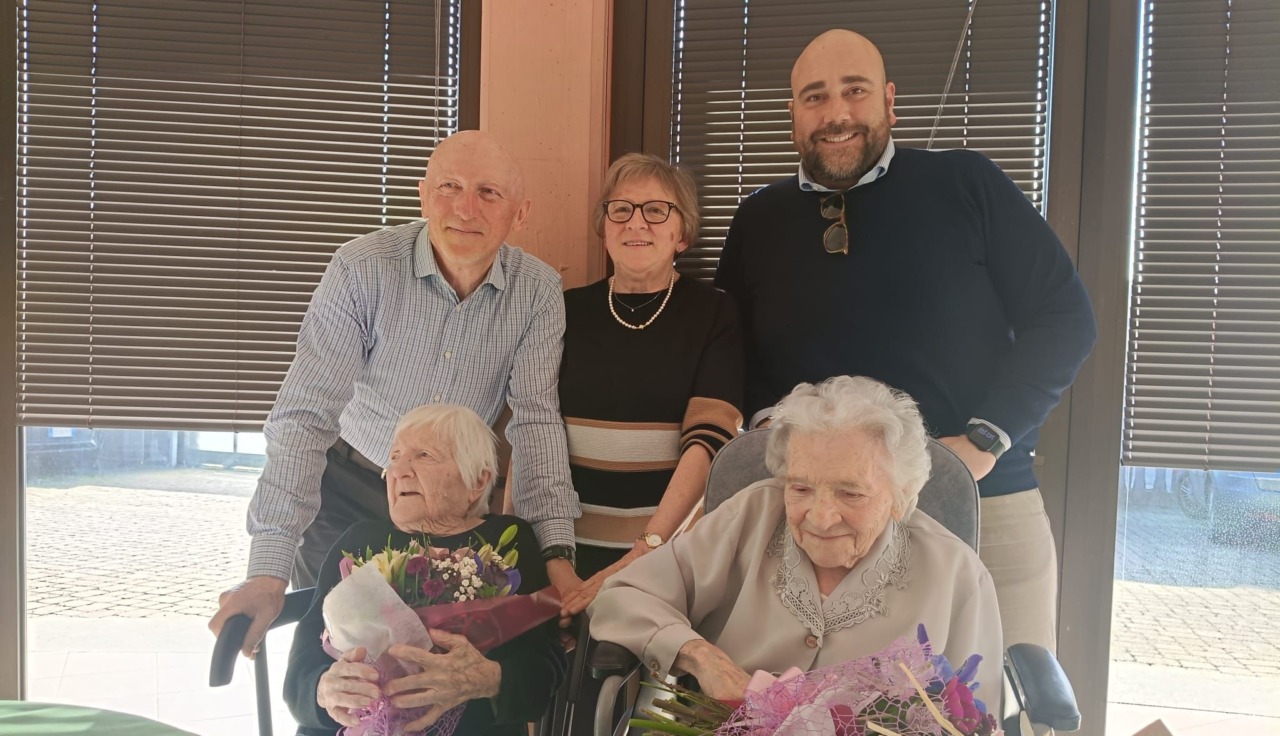 Novara, sorelle ultracentenarie si rincontrano dopo 3 anni: l’emozionante abbraccio tra Mariuccia e Pierina