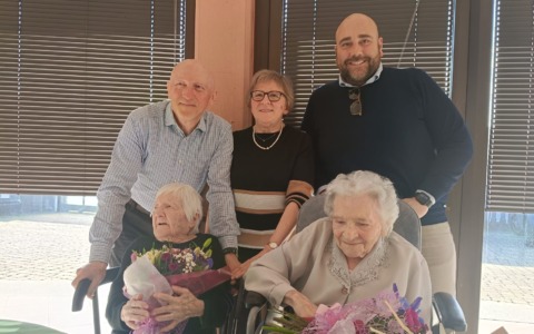 Novara, sorelle ultracentenarie si rincontrano dopo 3 anni: l’emozionante abbraccio tra Mariuccia e Pierina