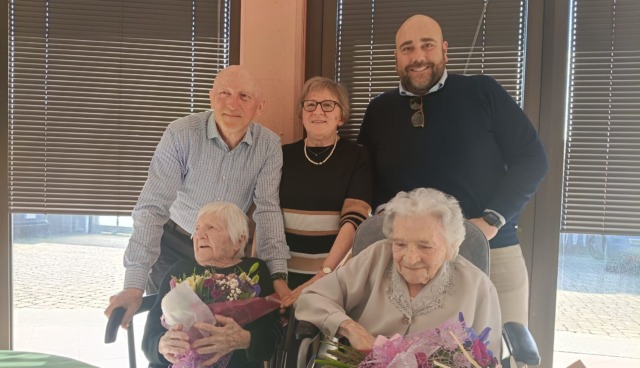 Novara, sorelle ultracentenarie si rincontrano dopo 3 anni: l’emozionante abbraccio tra Mariuccia e Pierina
