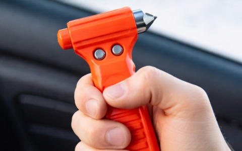 Minaccia un compagno con un martelletto a scuola: studente denunciato