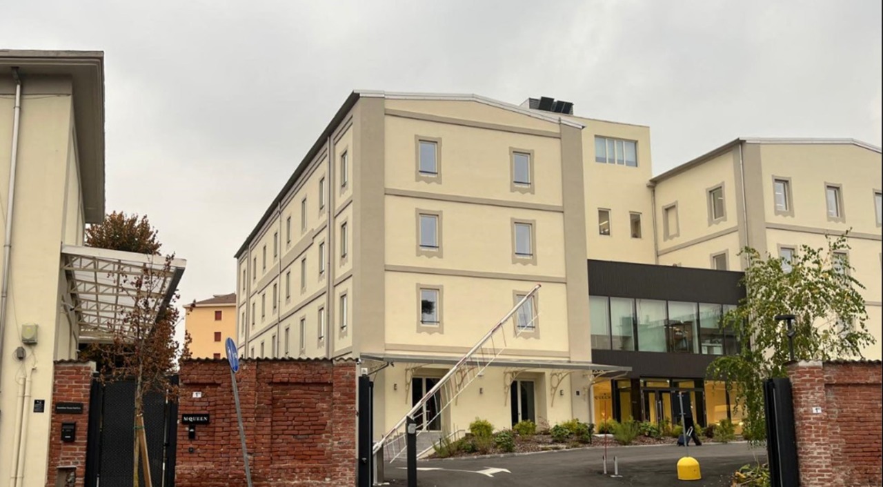 Crisi Alexander McQueen, Novara paga il prezzo più alto: 38 licenziamenti