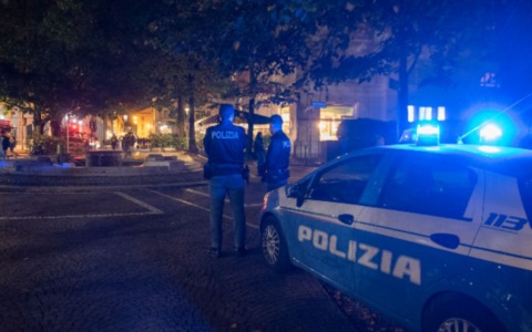 Novara, “movida violenta” tra risse e pestaggi: tre episodi in una sola notte