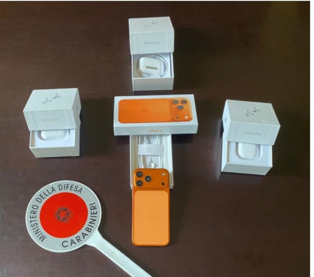 Tentano di vendere un iphone contraffatto a un carabiniere: denunciati