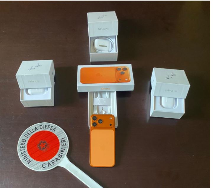 Tentano di vendere un iphone contraffatto a un carabiniere: denunciati