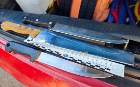 Controlli della Polizia a Novara: sequestrati tre coltelli e 39 confezioni di sigarette elettroniche