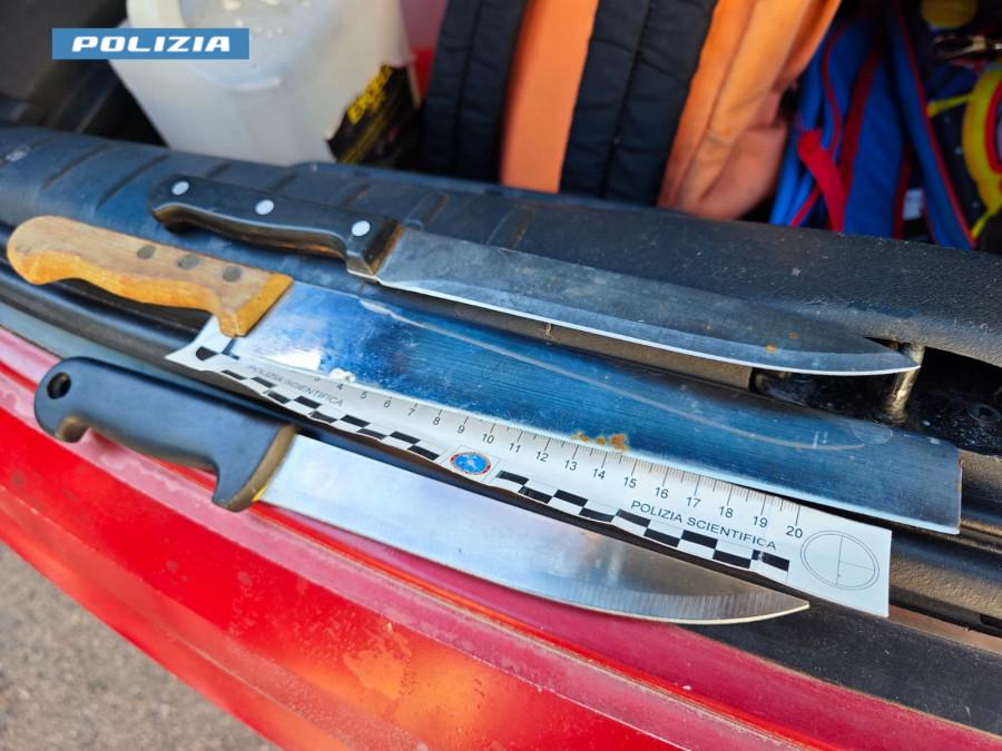 Controlli della Polizia a Novara: sequestrati tre coltelli e 39 confezioni di sigarette elettroniche