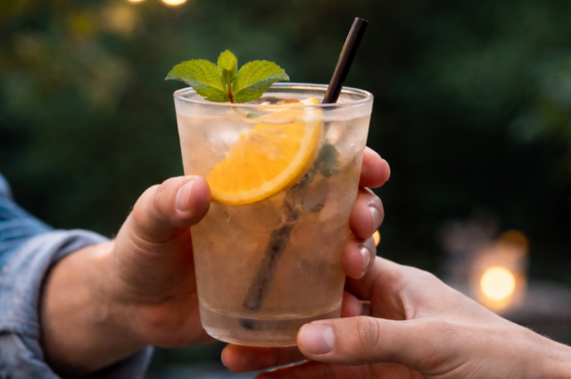 Drink con olio motore offerto “per scherzo”: minorenne in ospedale a Verbania