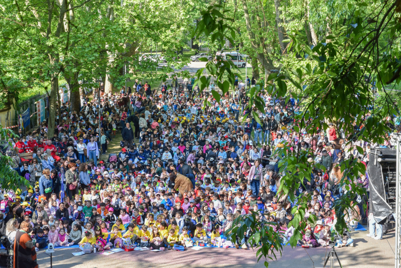 Novara, migliaia di bambini e anziani in marcia per la pace