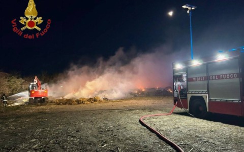Casaleggio, incendio tra le rotoballe di fieno: concluso dopo 24 ore l’intervento dei Vigili del fuoco