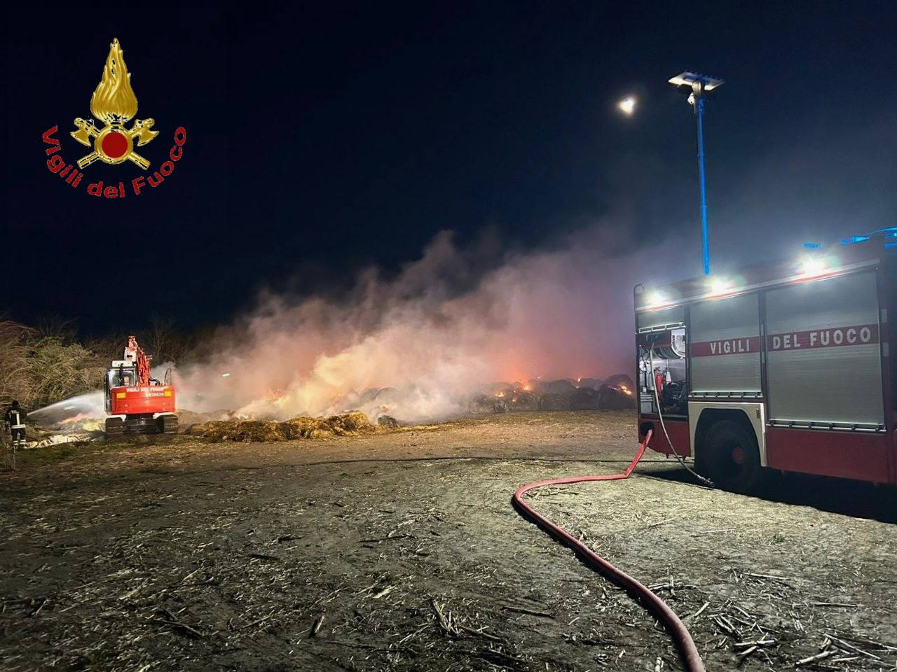 Casaleggio, incendio tra le rotoballe di fieno: concluso dopo 24 ore l’intervento dei Vigili del fuoco