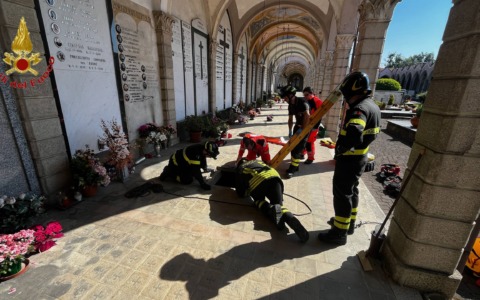 Incidente al cimitero: cede una lastra e precipita nei loculi sotterranei