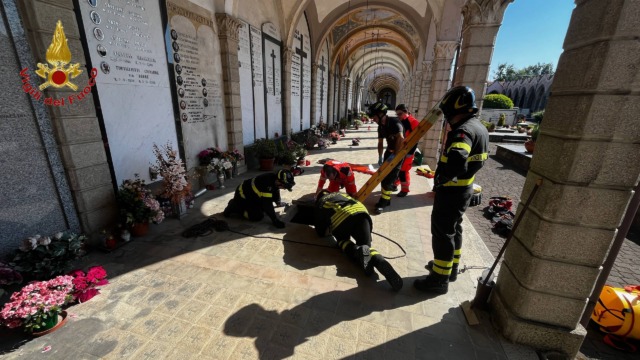 Incidente al cimitero: cede una lastra e precipita nei loculi sotterranei