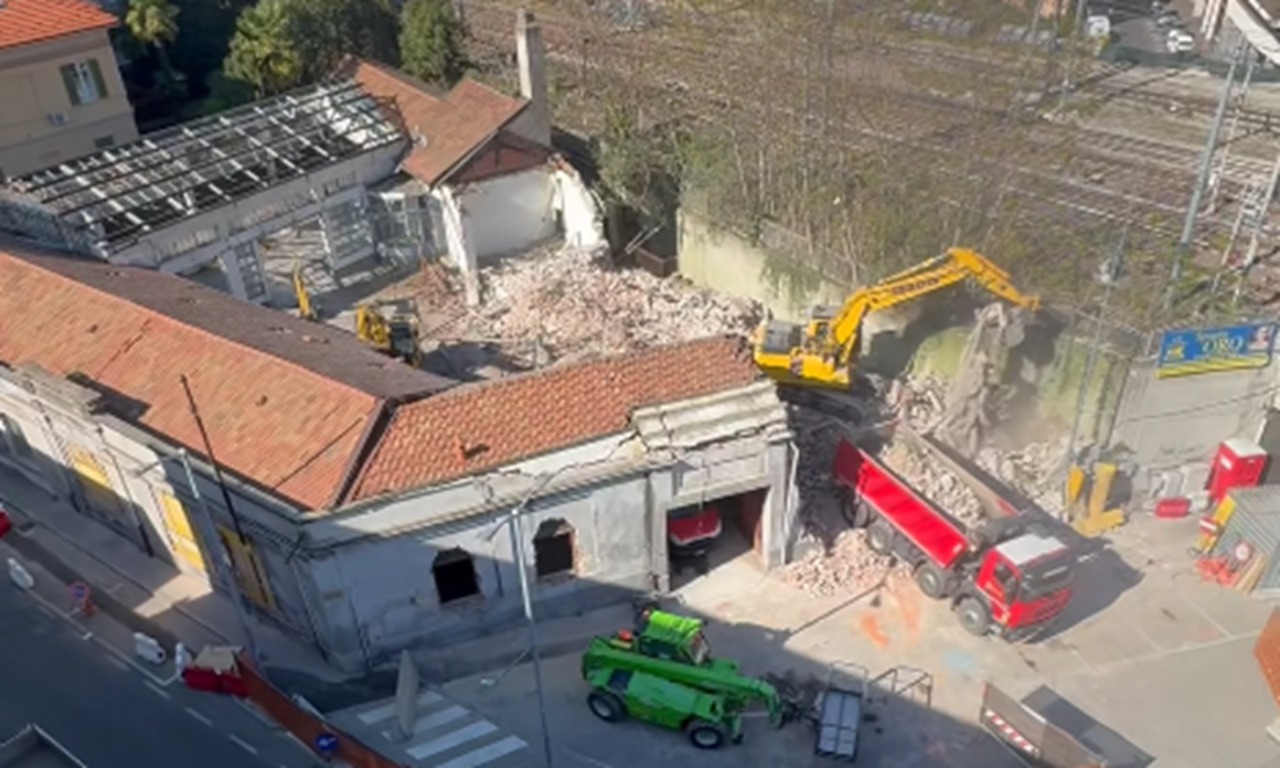 Arona, demolita l’ex concessionaria: via alla riqualificazione per il nuovo parcheggio gratuito