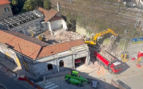Arona, demolita l’ex concessionaria: via alla riqualificazione per il nuovo parcheggio gratuito