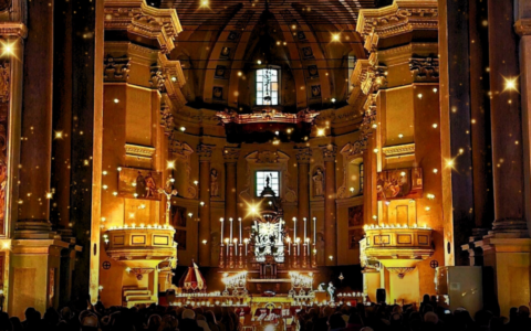 I “Carmina Burana” e oltre 5mila candele nella Basilica di San Gaudenzio