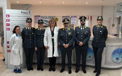 Novara, dalla Guardia di Finanza doni pasquali ai piccoli pazienti di Pediatria
