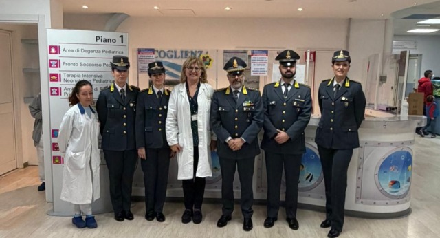 Novara, dalla Guardia di Finanza doni pasquali ai piccoli pazienti di Pediatria