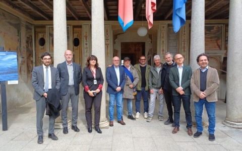 A Cameri doppia mostra tra arte e natura: “Equilibrium” è arrivata a Villa Picchetta